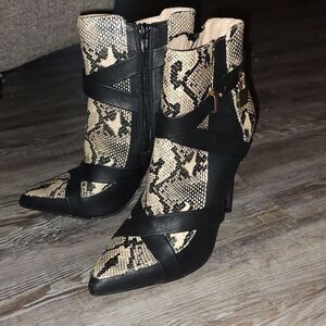 Danni Stiletto  faux snakeskin Bootie Heeled Boots  Sz 9